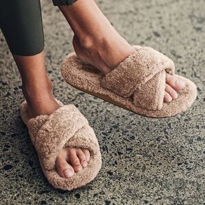 OluKai Hila Heu Women's Cozy Tan Slippers NWOT- Never Been Worn